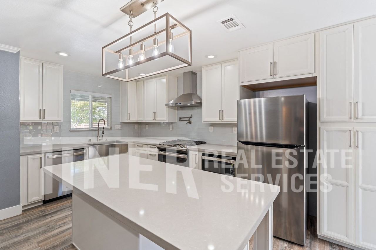 1107 Meadow Rd - Photo 3 of 26