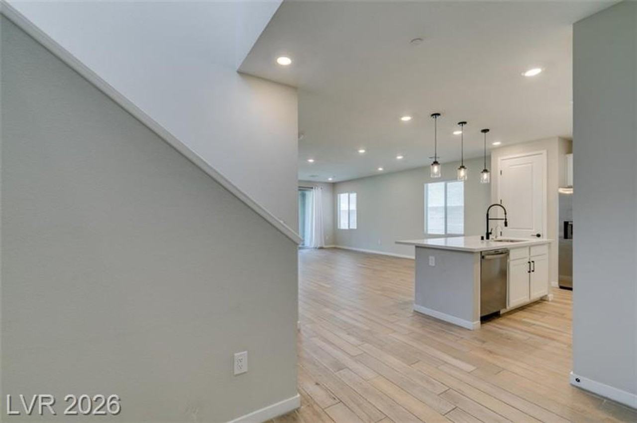 109 Medianoche St - Photo 6 of 48