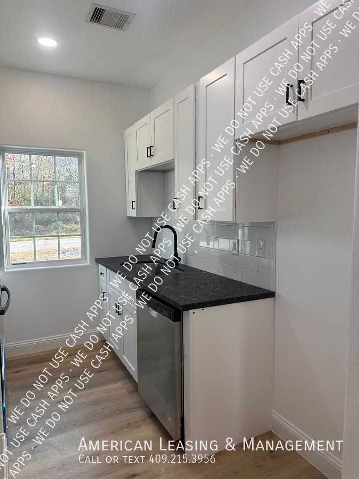 1003 Lynn St #C - Photo 2 of 8