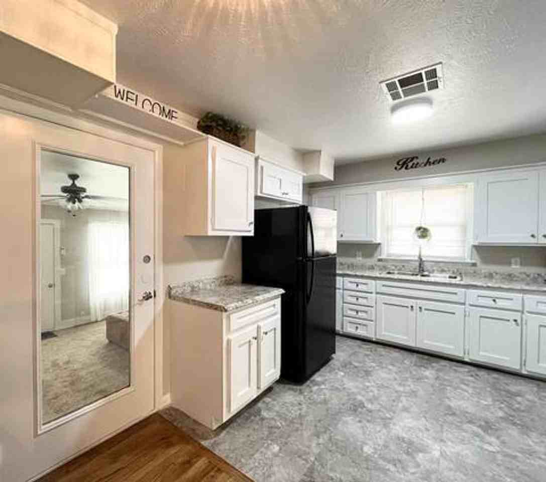 224 W 9th St - Photo 2 of 13