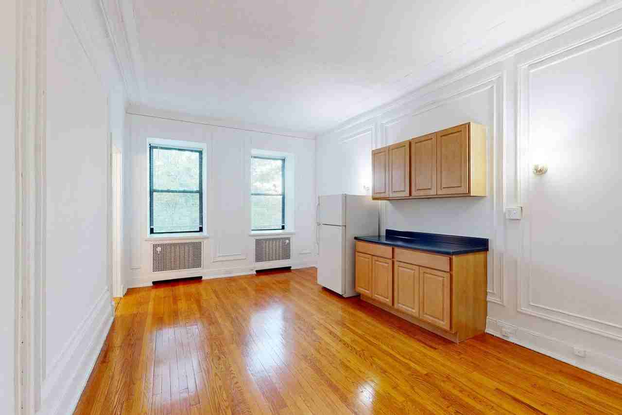 5120 S. Hyde Park Boulevard - Photo 4 of 10