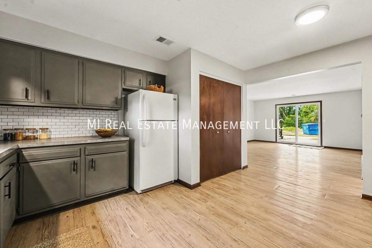 2068 Andrew St Se - Photo 4 of 16