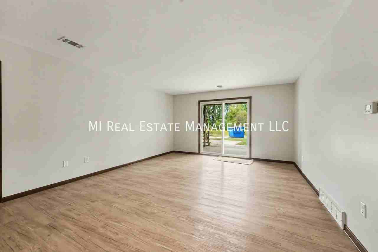 2068 Andrew St Se - Photo 7 of 16
