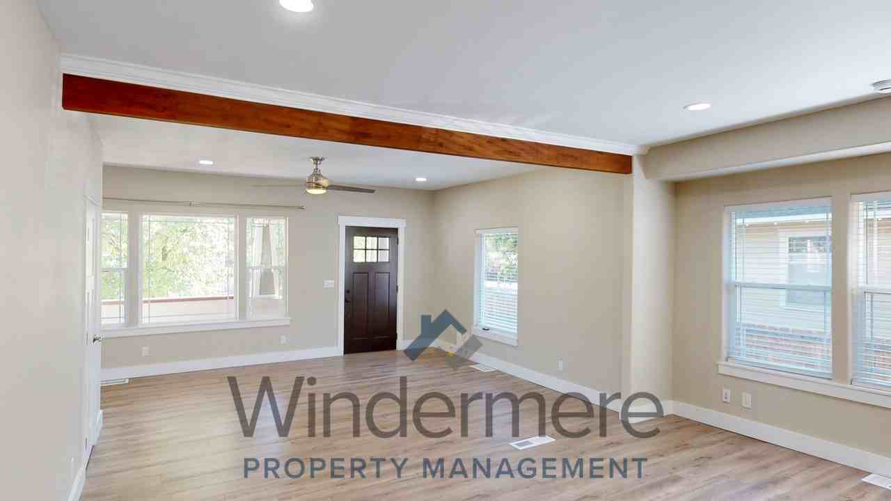 609 Pleasant St - Photo 5 of 36
