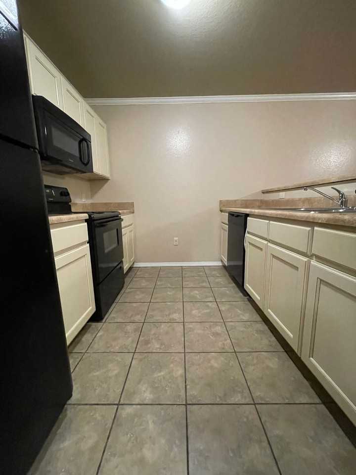 2755 Oakview Rd - Photo 4 of 13