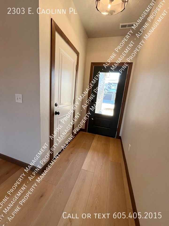 2303 Caolinn Pl - Photo 4 of 28