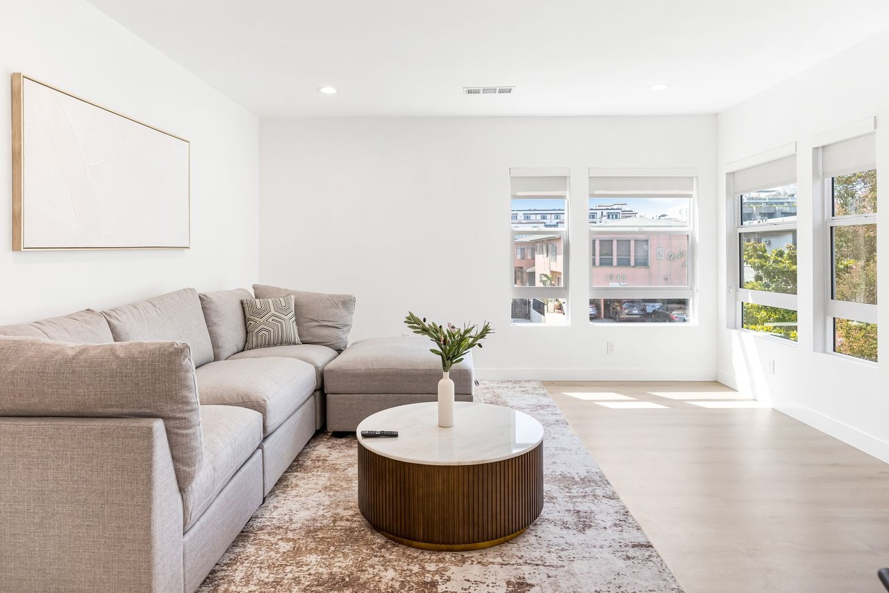 Beautifully Renovated Boutique Property in Prime Mid - Photo 3 of 30