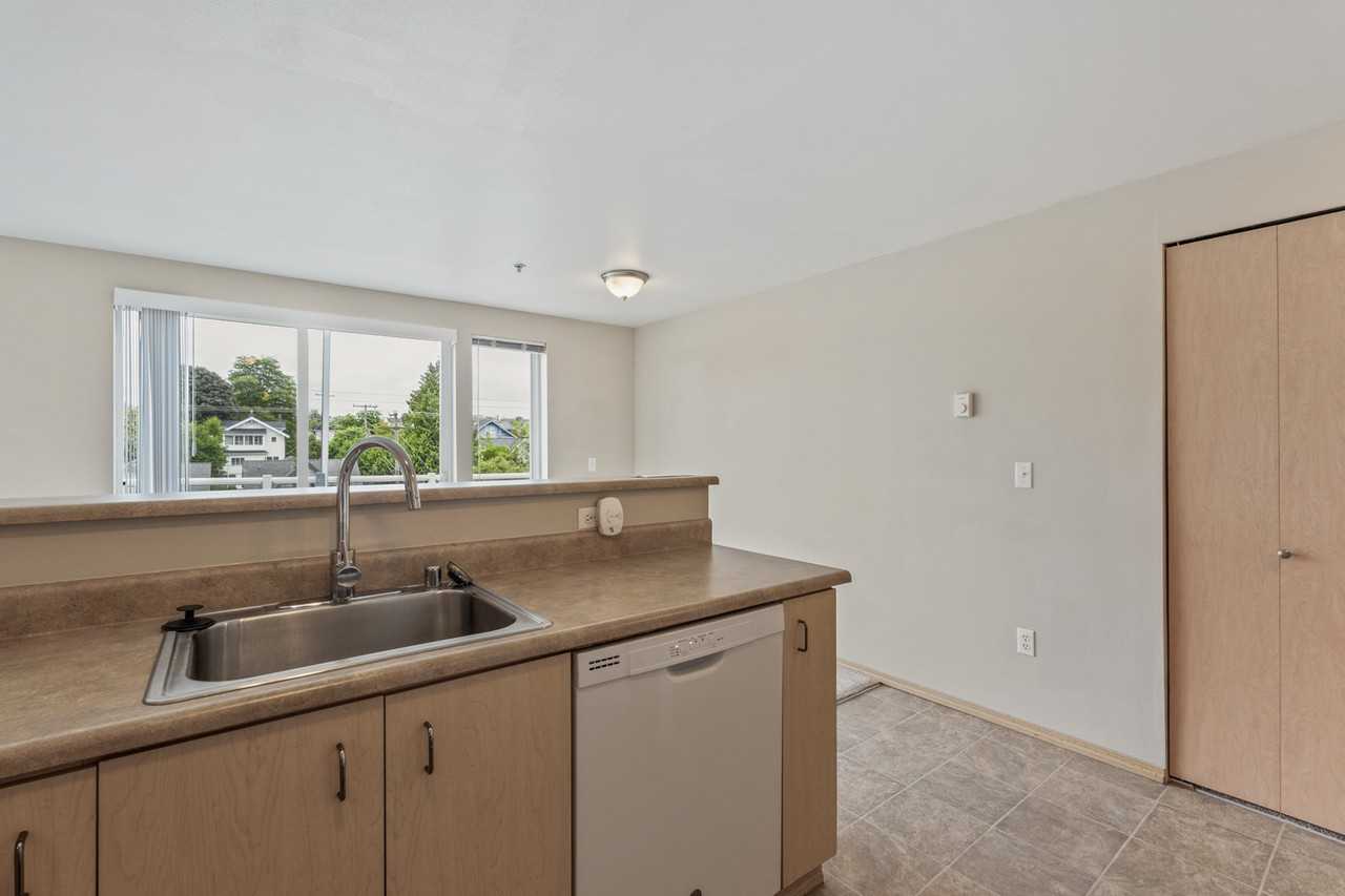 5200 Roosevelt Way NE, Seattle - Photo 4 of 50