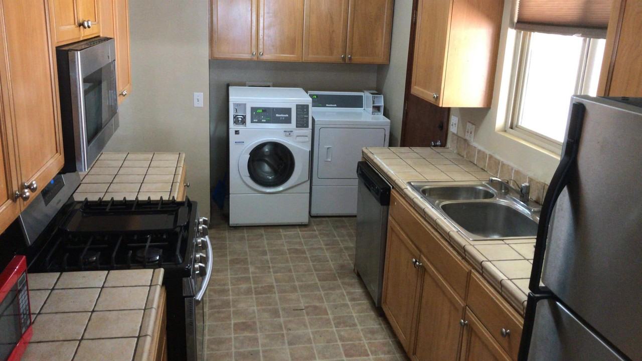 4Plex Plus Store - Photo 2 of 6