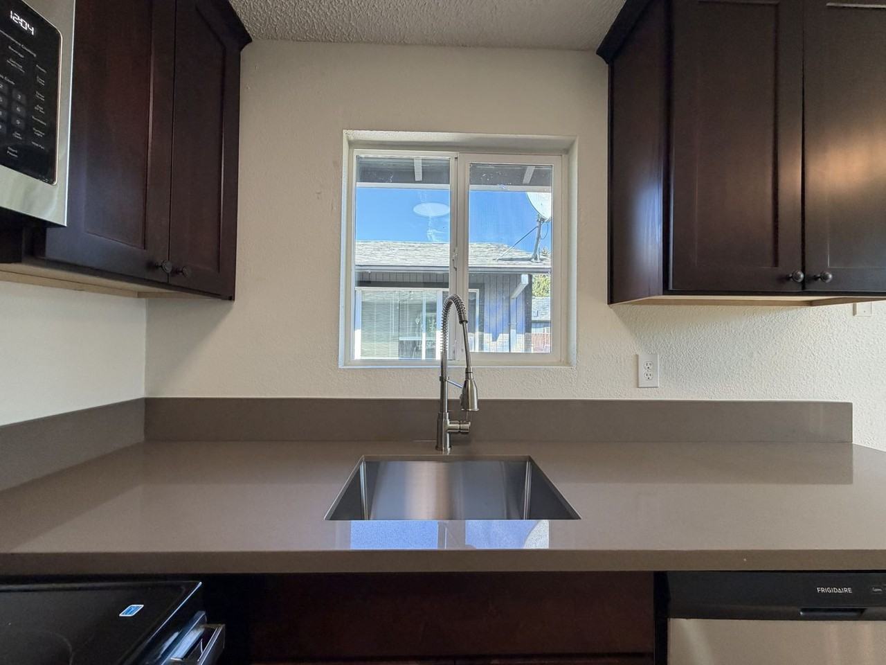 5921 Se 83rd Ave - Photo 5 of 25