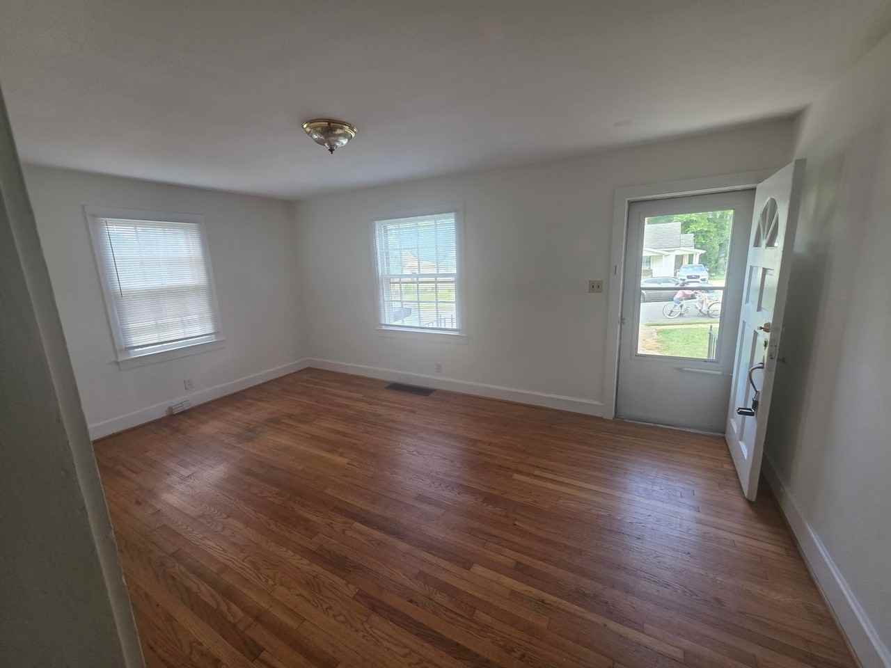 1736 Longview Dr - Photo 2 of 11