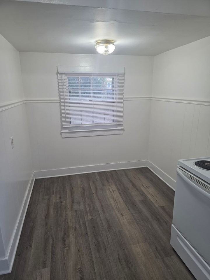 1736 Longview Dr - Photo 4 of 11