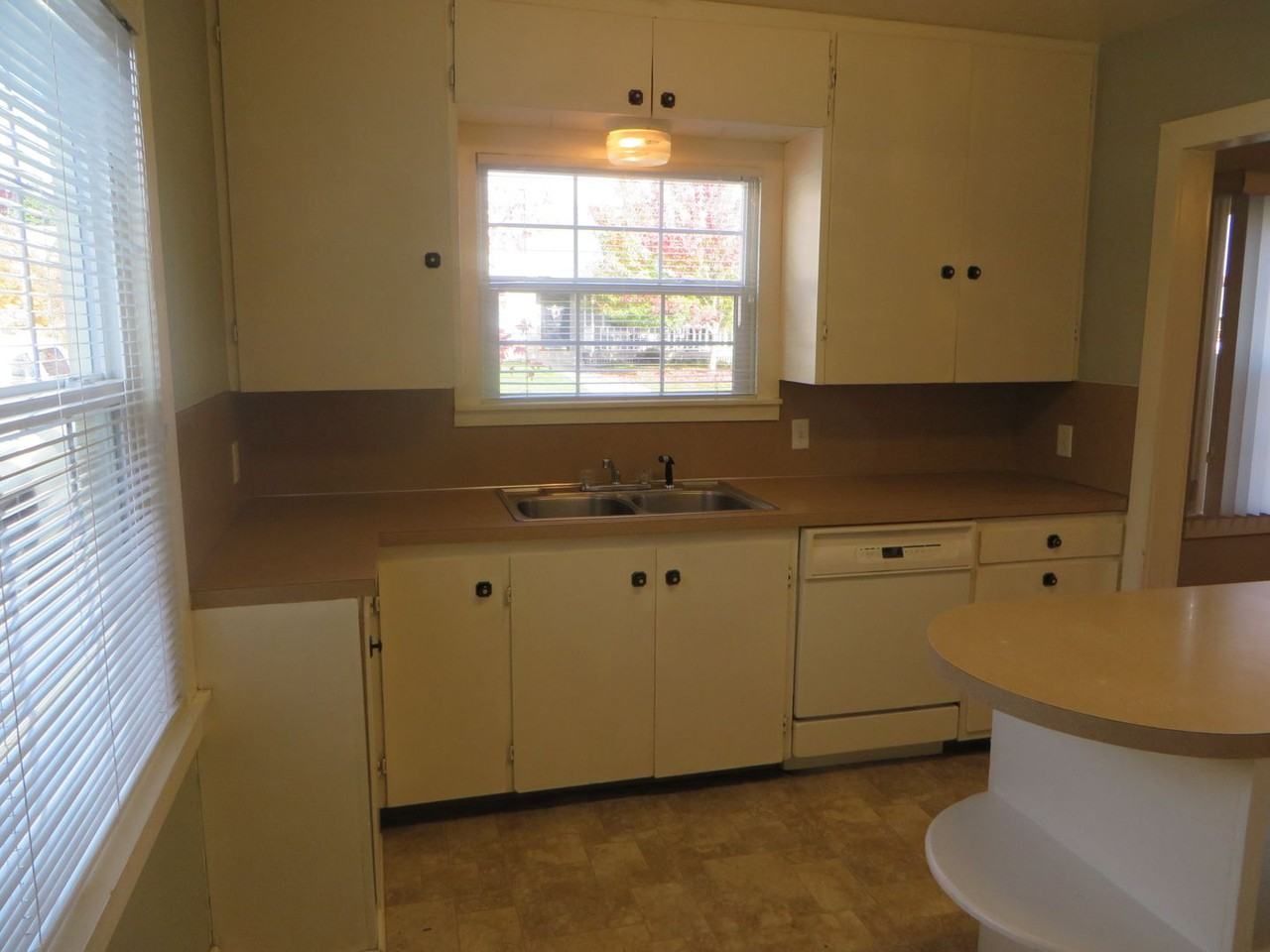 1885 Nw Oerding Ave - Photo 2 of 17