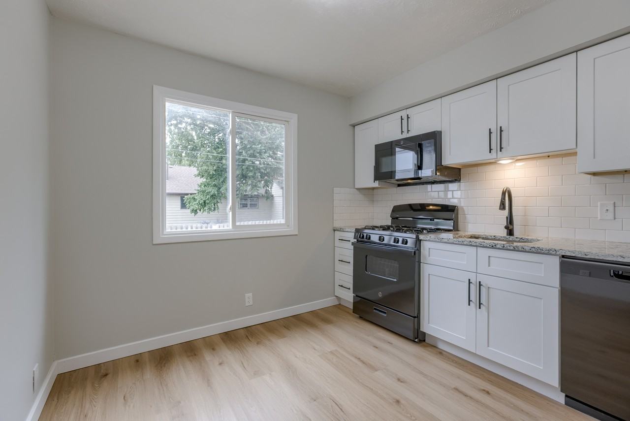 4713/4715 Davenport Street*** - Photo 3 of 8