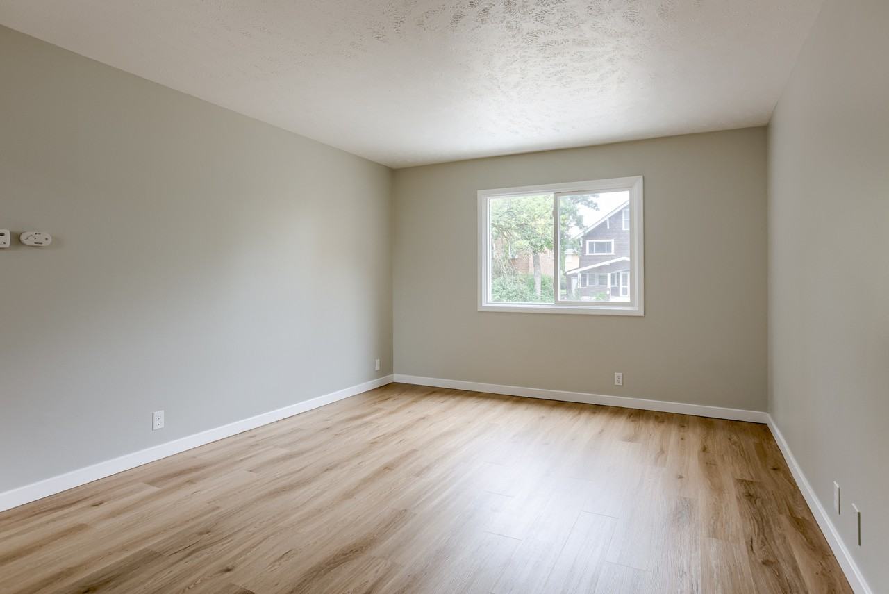 4713/4715 Davenport Street*** - Photo 7 of 8
