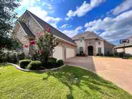 featured image of 725 Dumaine Dr