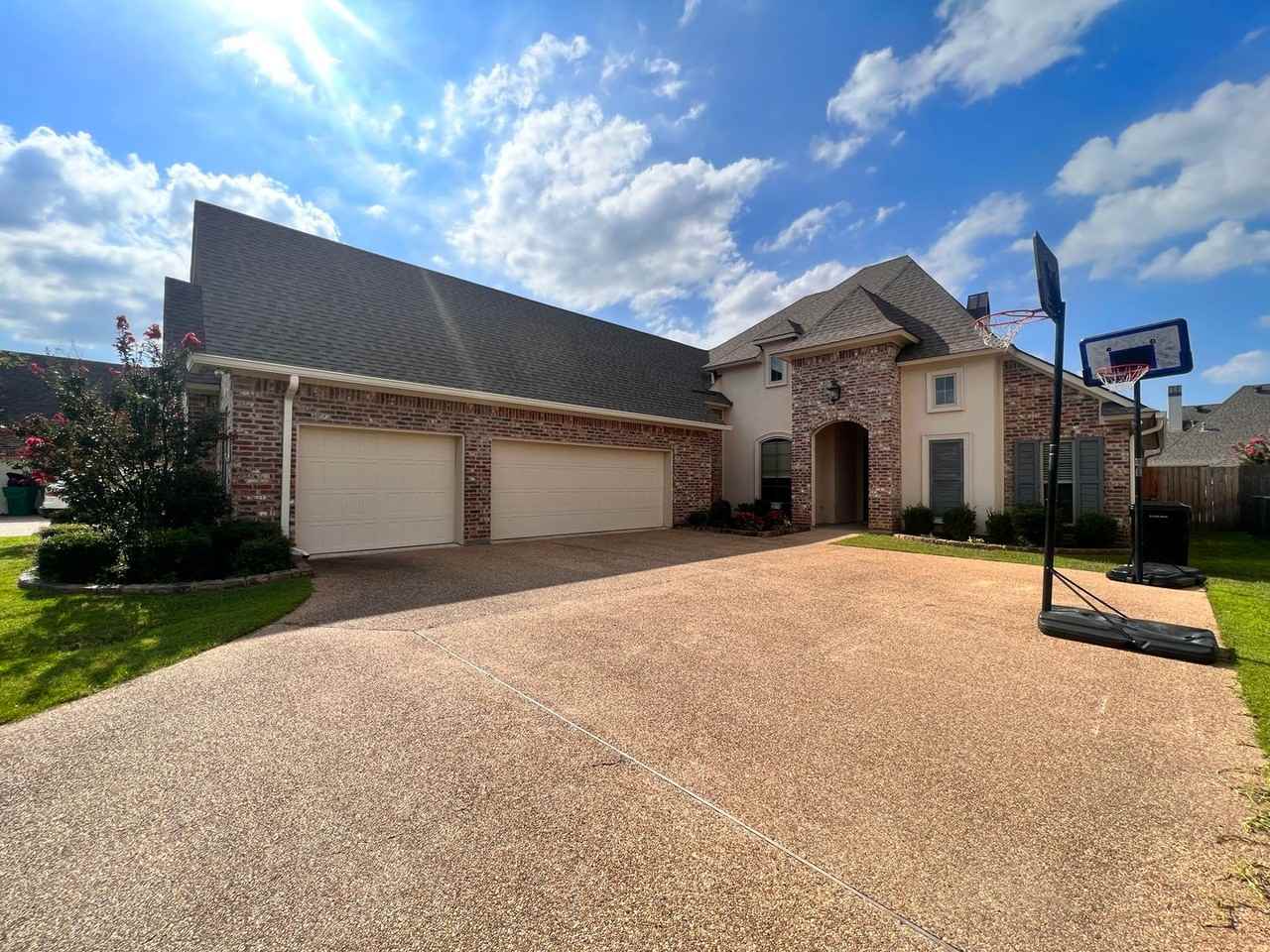725 Dumaine Dr - Photo 2 of 20