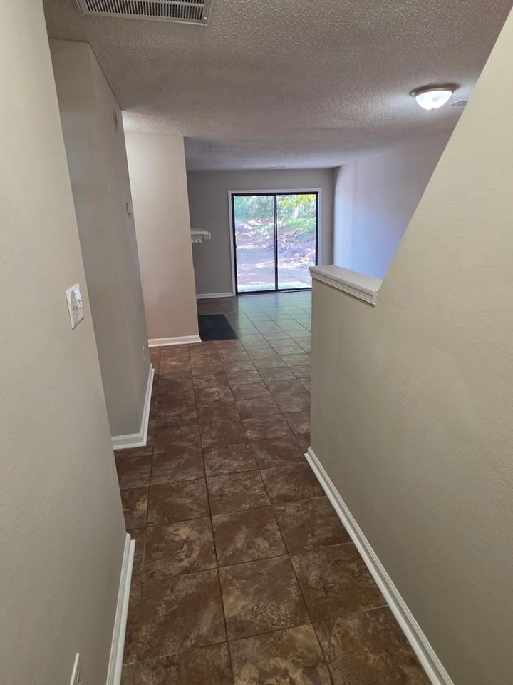 323 Kentucky Dr - Photo 2 of 11