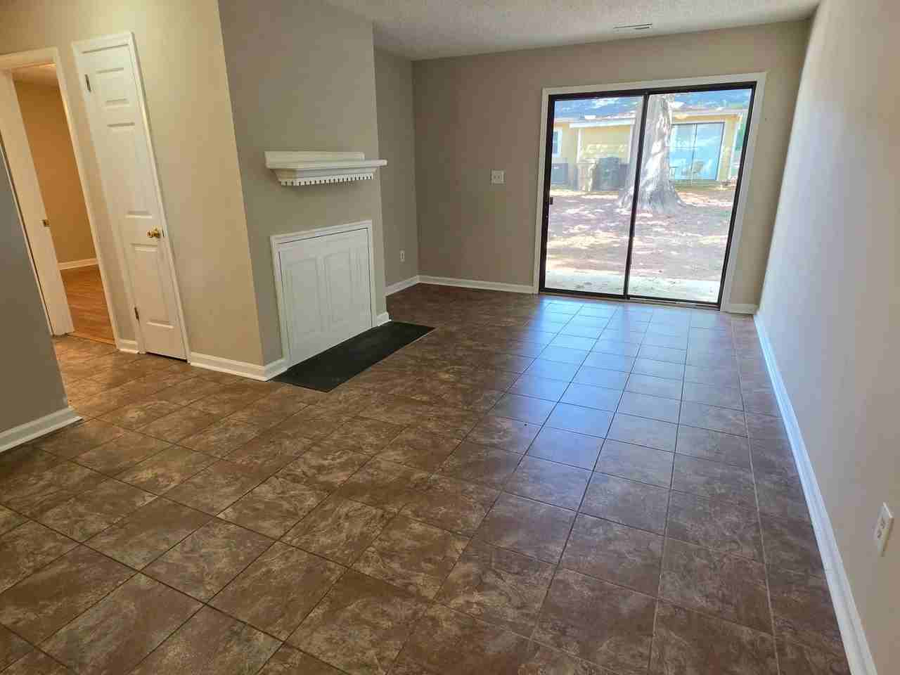323 Kentucky Dr - Photo 3 of 11