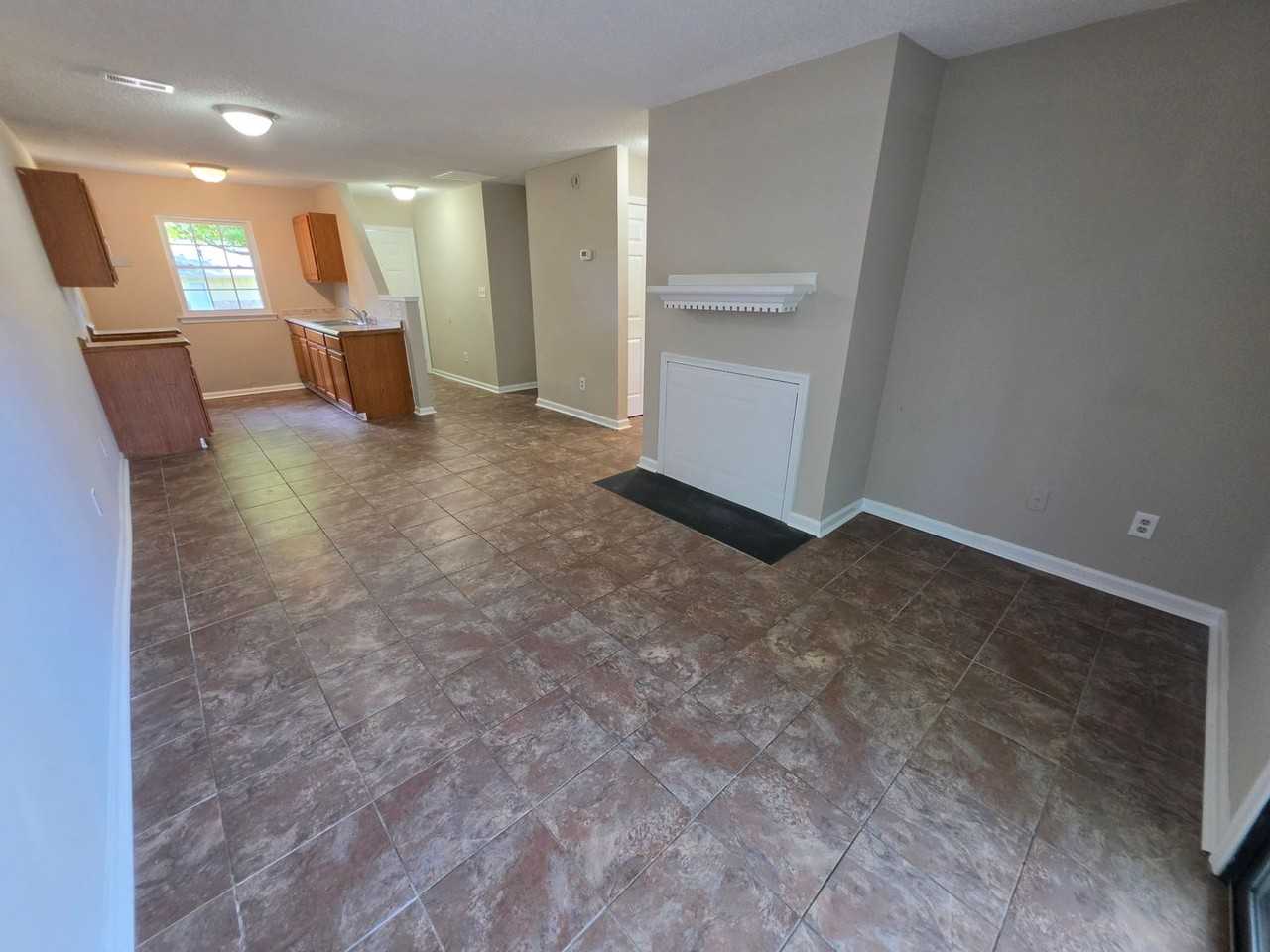 323 Kentucky Dr - Photo 4 of 11