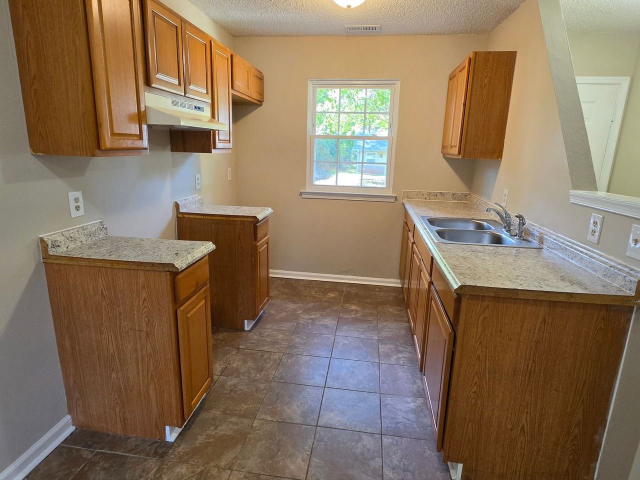 323 Kentucky Dr - Photo 5 of 11