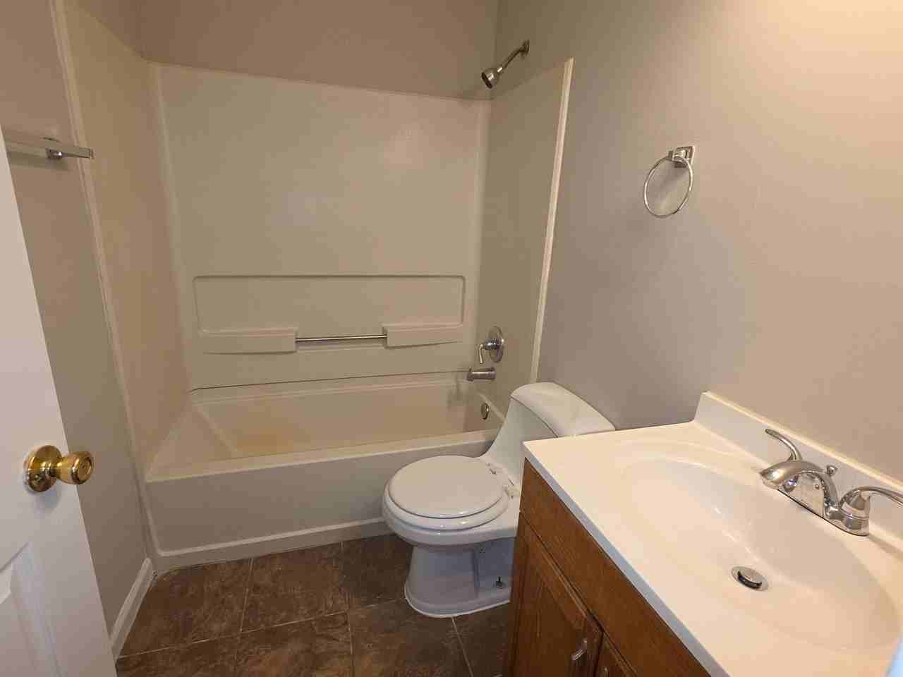 323 Kentucky Dr - Photo 7 of 11