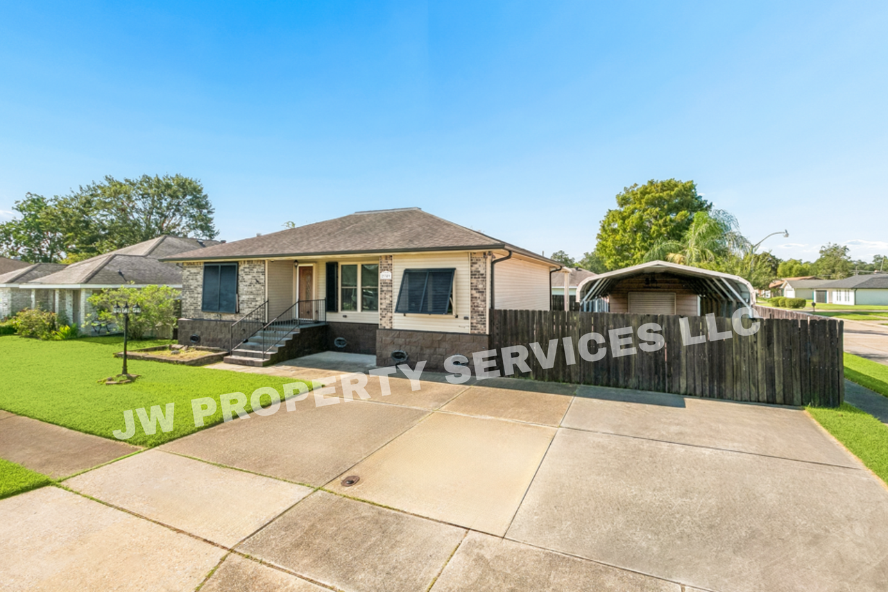 2749 Varnado St - Photo 2 of 11