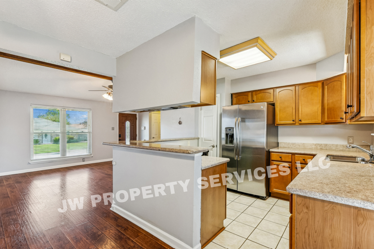 2749 Varnado St - Photo 5 of 11