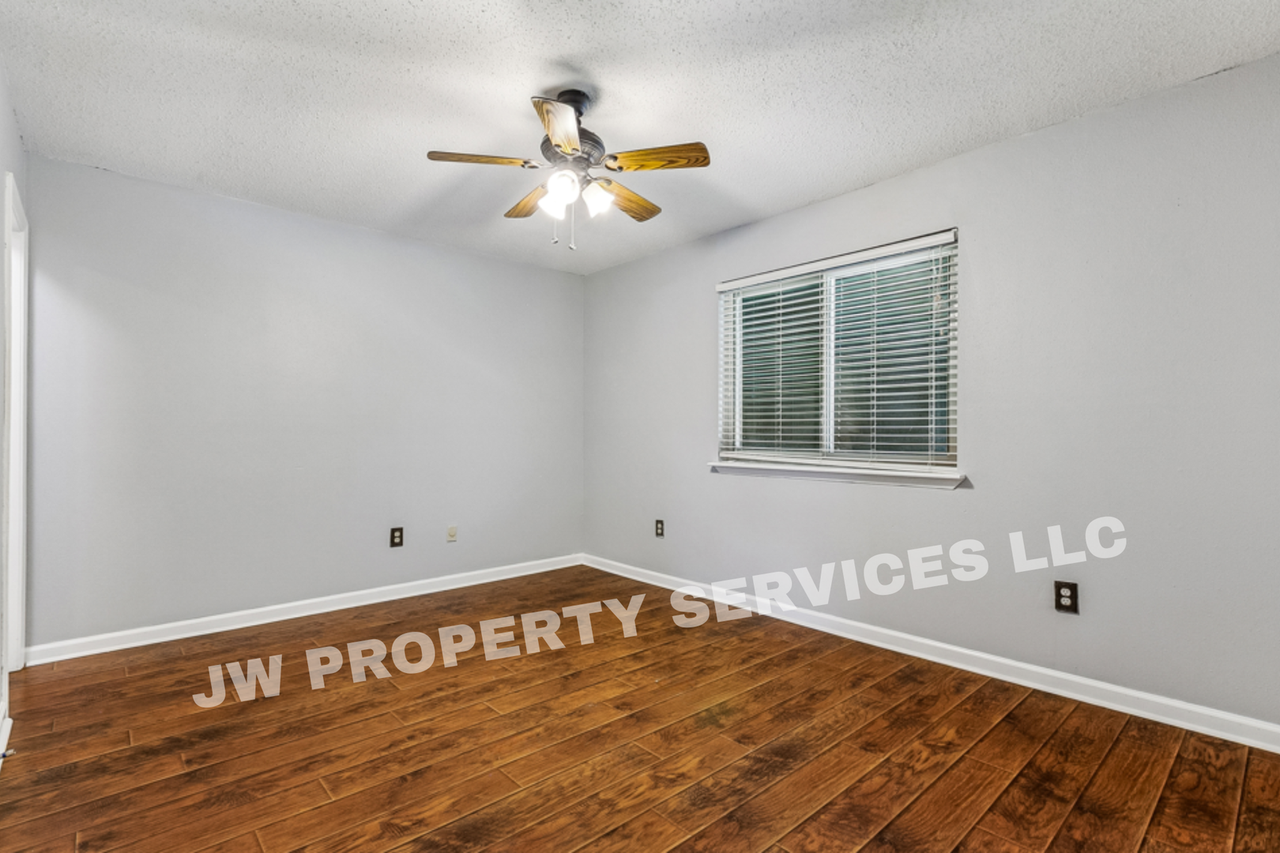 2749 Varnado St - Photo 7 of 11