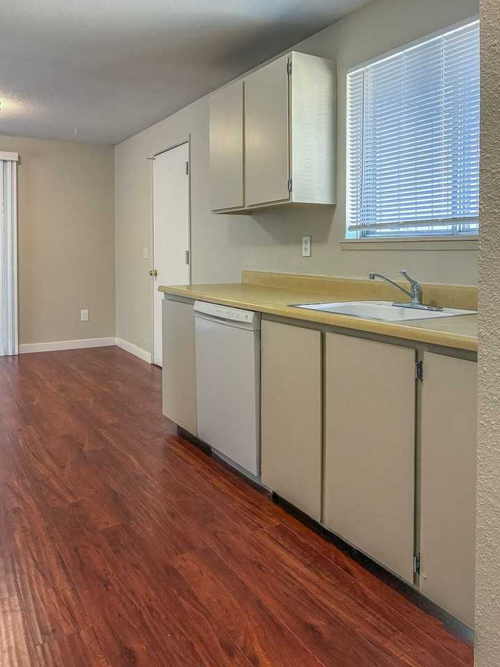 230 Se 160th Ave - Photo 7 of 18