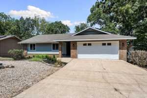 featured image of 7 Whitwick Ln