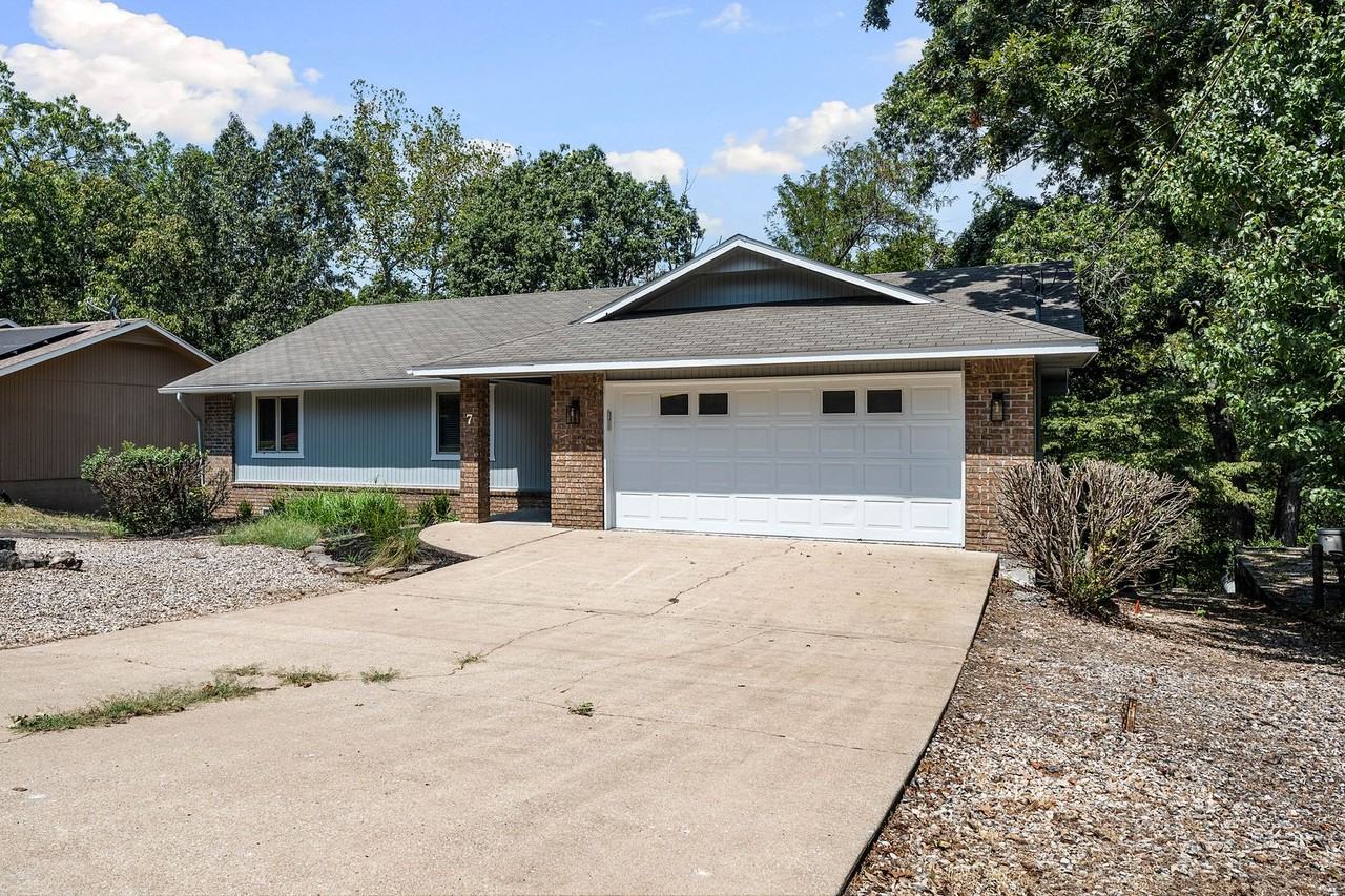 7 Whitwick Ln - Photo 3 of 42