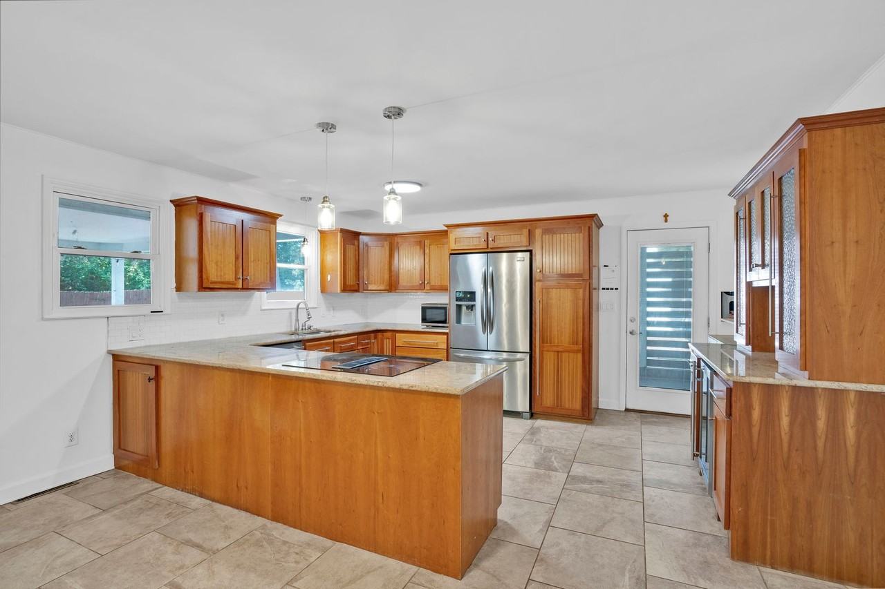 108 Holmes Dr - Photo 5 of 19
