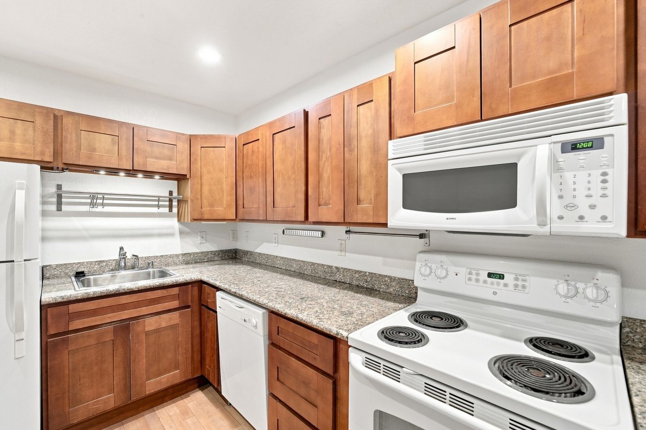 1218 209th Ave Ne #B - Photo 5 of 15