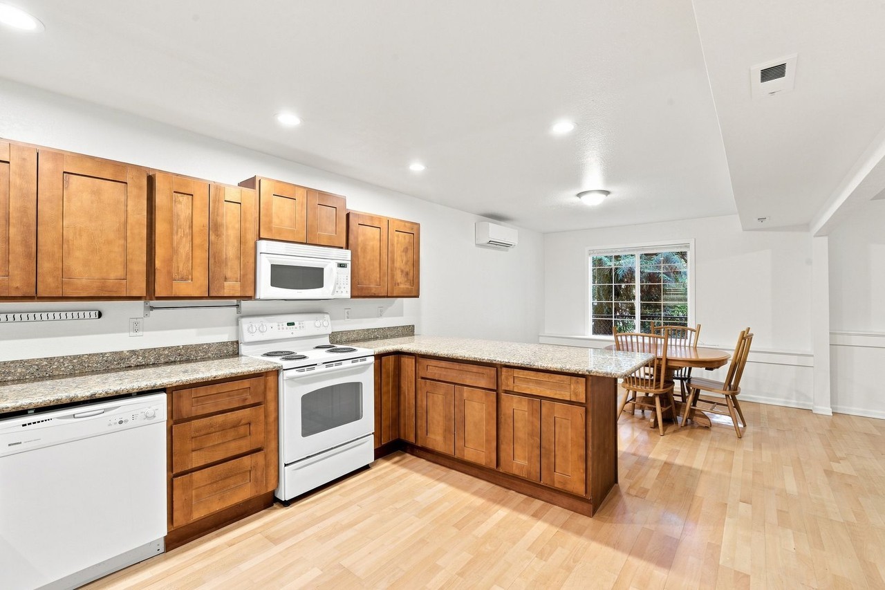 1218 209th Ave Ne #B - Photo 3 of 15