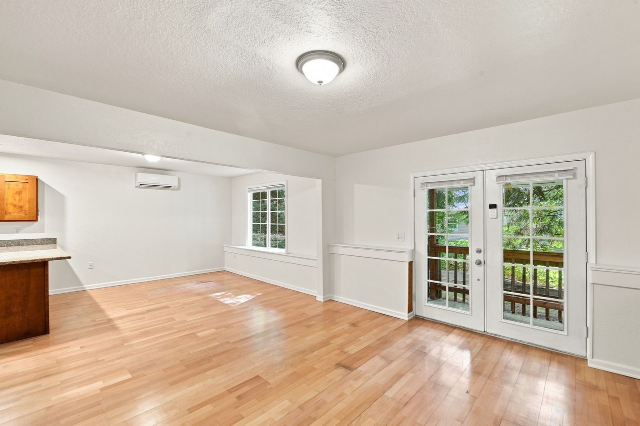 1218 209th Ave Ne #B - Photo 4 of 15
