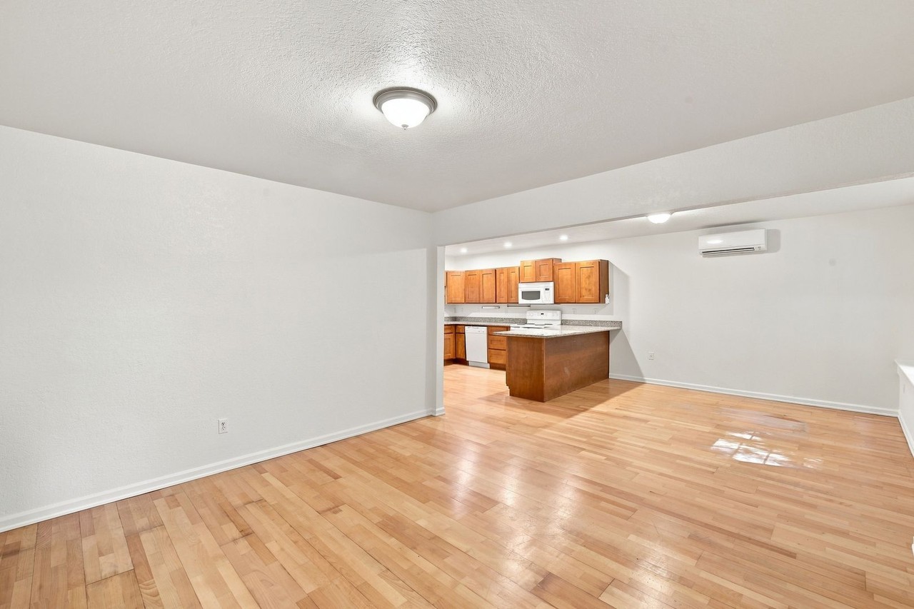 1218 209th Ave Ne #B - Photo 6 of 15
