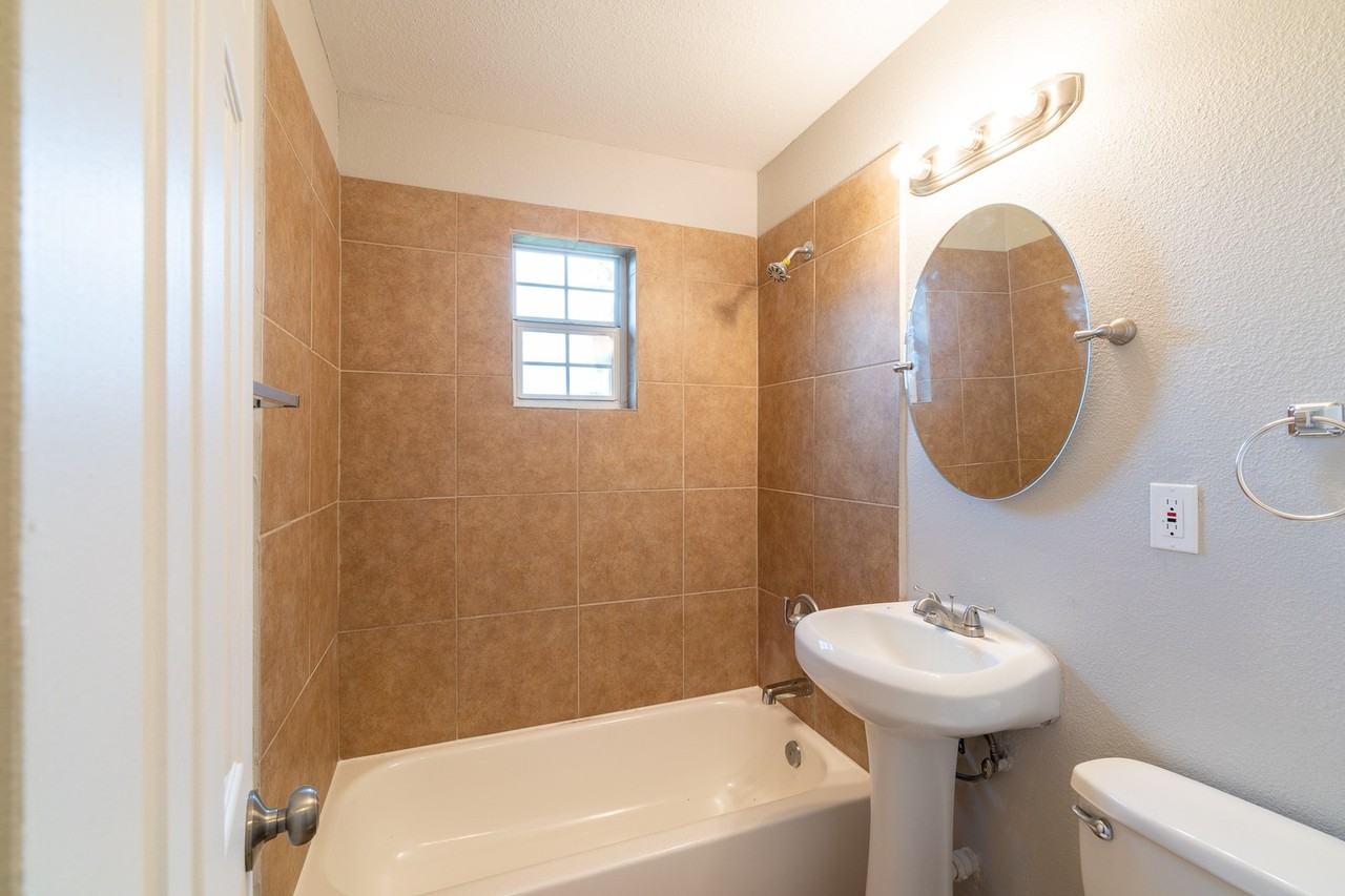 2503 Delano St #1 - Photo 6 of 21