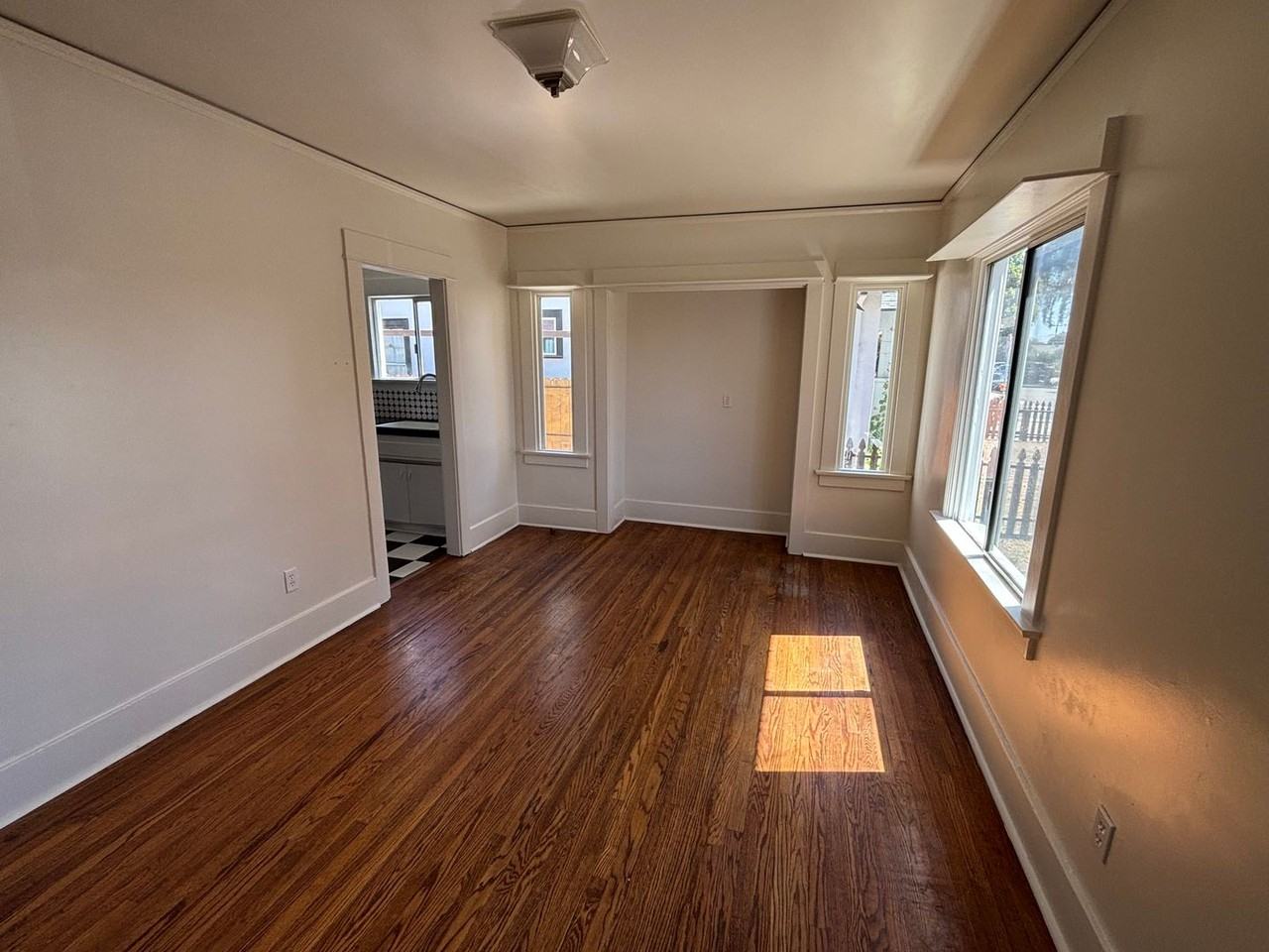 423 E Mill St - Photo 6 of 10