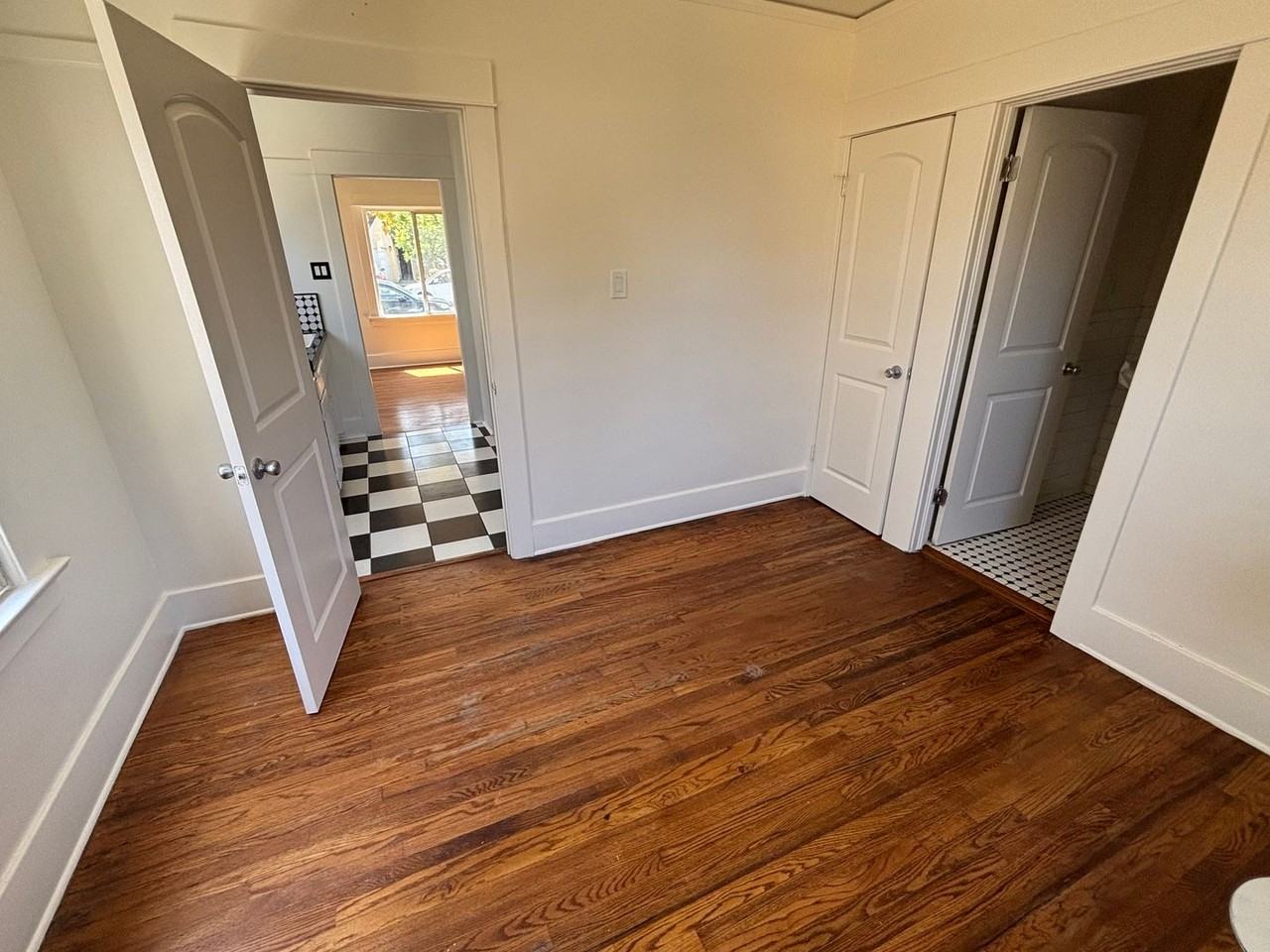 423 E Mill St - Photo 7 of 10