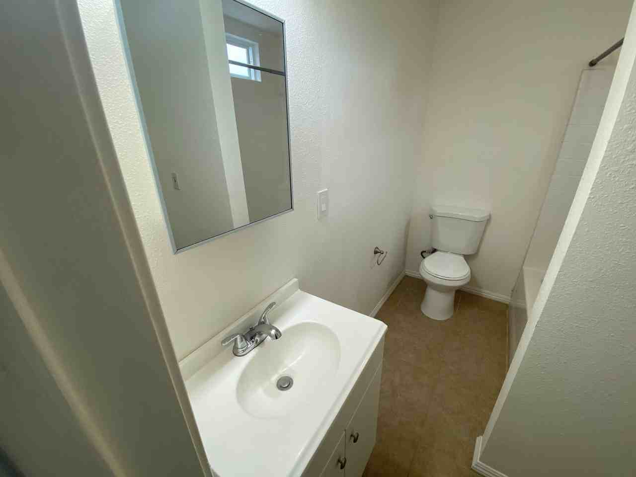 421 E Mill St - Photo 4 of 6