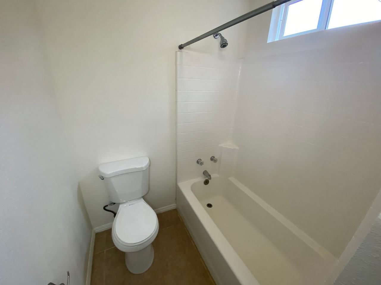 421 E Mill St - Photo 5 of 6