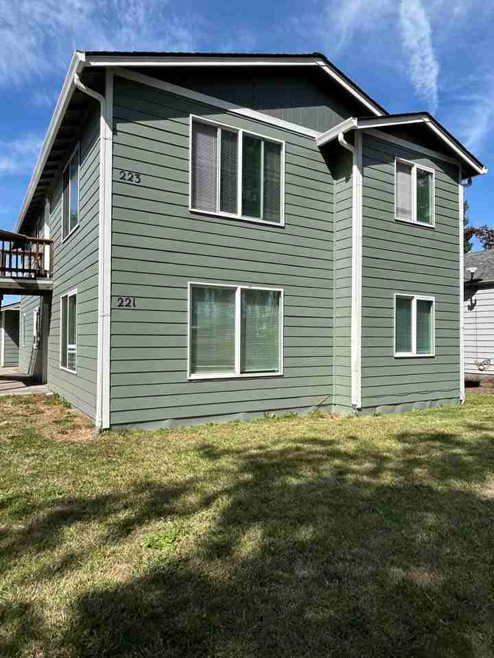 221 Oregon Way - Photo 3 of 15