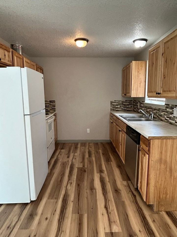 221 Oregon Way - Photo 4 of 15