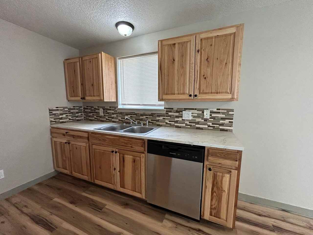 221 Oregon Way - Photo 5 of 15