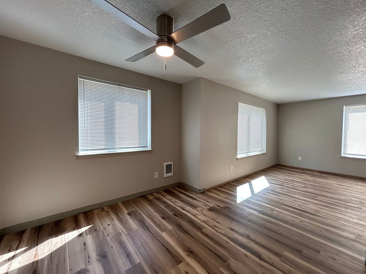 221 Oregon Way - Photo 7 of 15