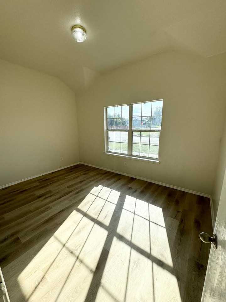 2226 Mainsail Ln - Photo 2 of 18