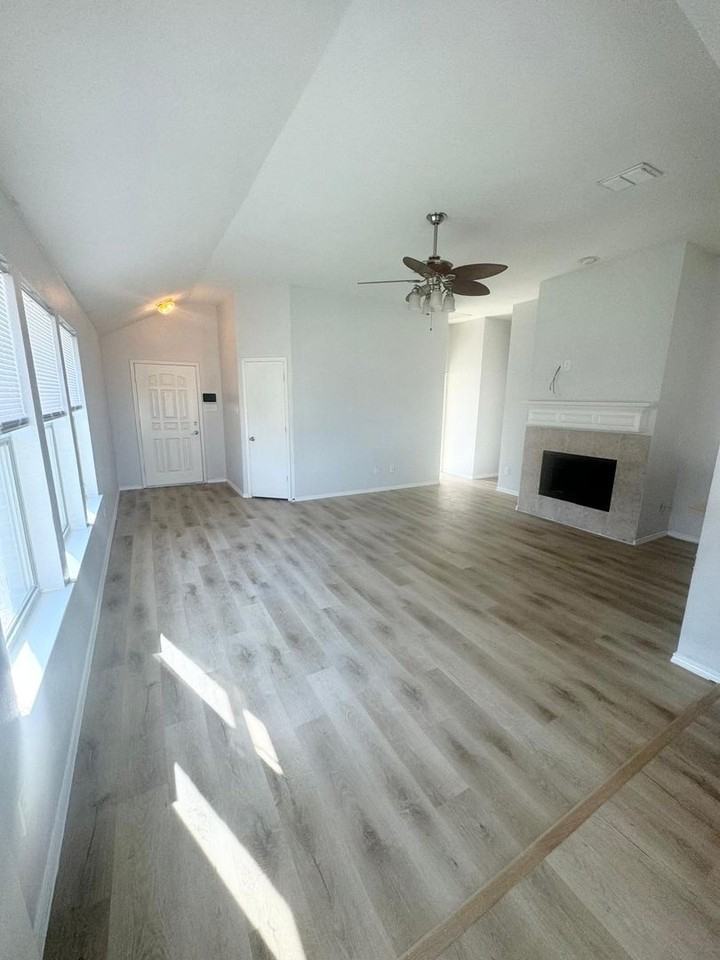 2226 Mainsail Ln - Photo 3 of 18