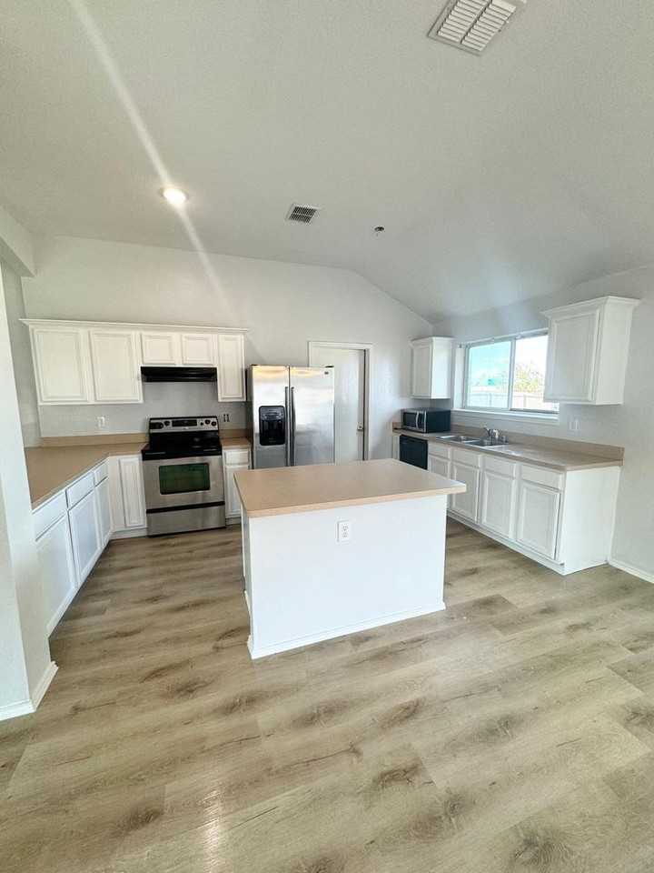 2226 Mainsail Ln - Photo 4 of 18
