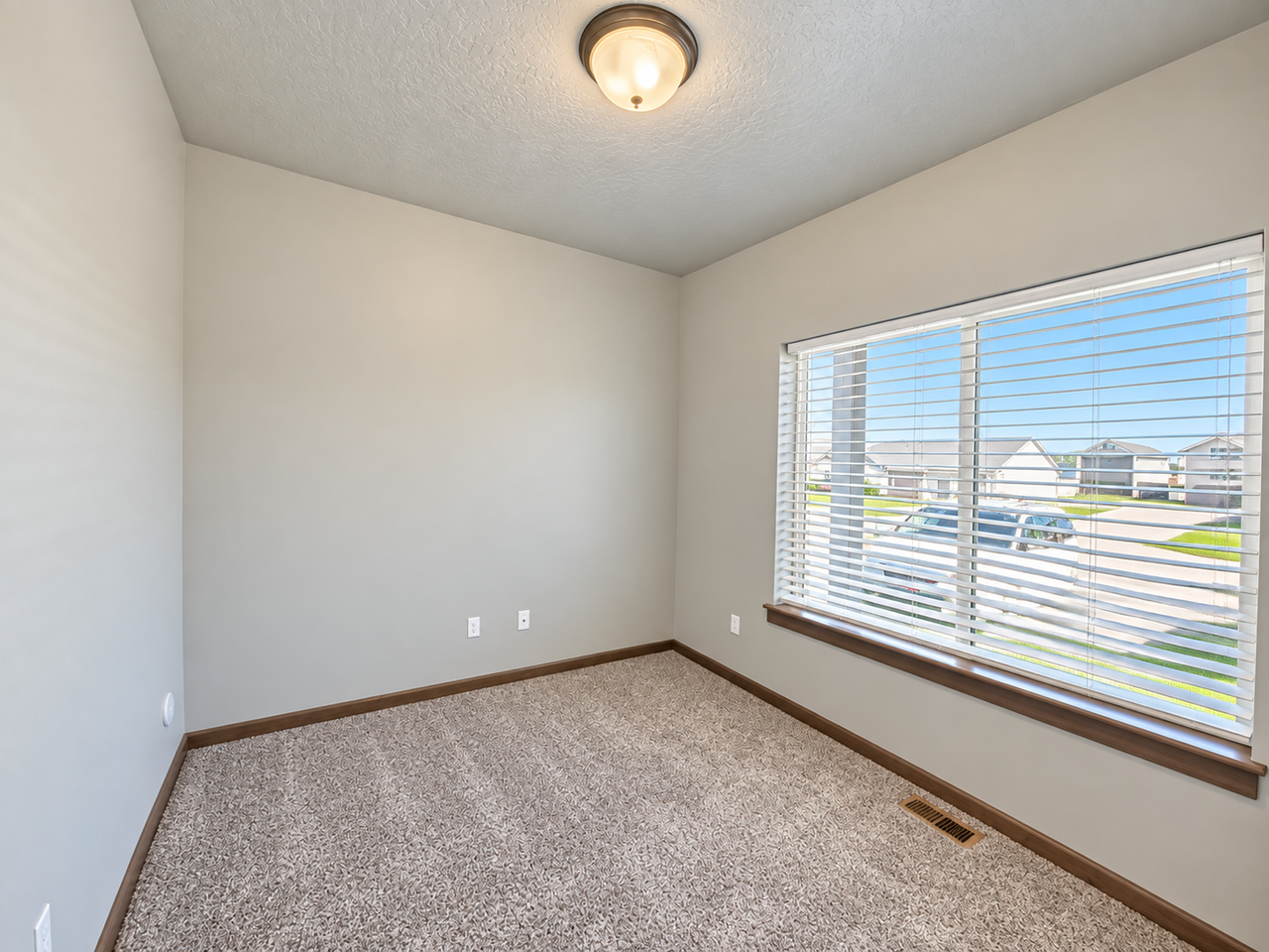 1745 N Silo St - Photo 3 of 23